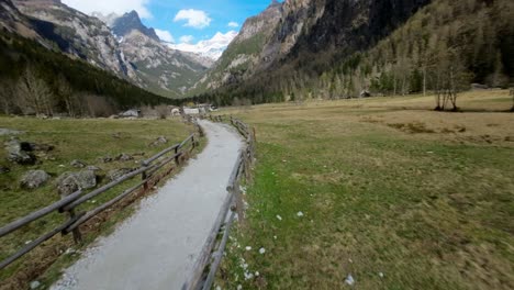 Verrückte-FPV-Drohnen-Rasen-Auf-Einem-Feldweg-Im-Val-Di-Mello-In-Norditalien