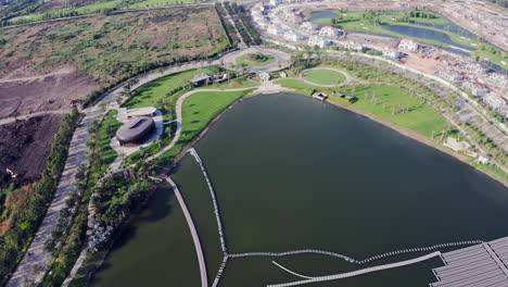 Luftaufnahme-Von-Oben-Nach-Unten-Von-Sonnenkollektoren-Auf-Dem-Wasser