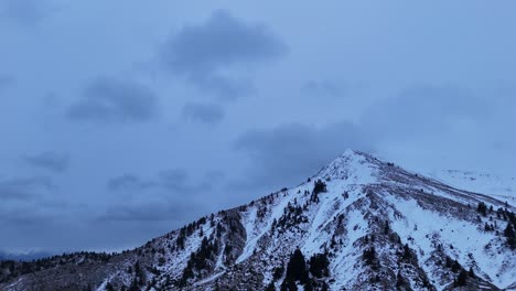 Luftaufnahme-Des-Helmos-Bergs-In-Griechenland-Und-Atemberaubende-Schneebedeckte-Gipfellandschaft-|-4k-60fps