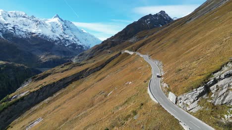 Wohnmobil-Fährt-Auf-Der-Großglockner-Hochalpenstraße-In-Den-österreichischen-Alpen---Luftaufnahme-4k