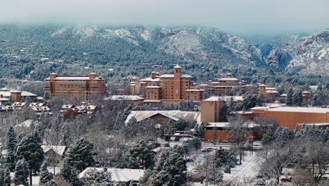 Drohne-Steigt-Auf-Schneebedeckte-Immergrüne-Bäume-Auf,-Um-Legendäres-Urlaubsresort-In-Colorado-Zu-Errichten