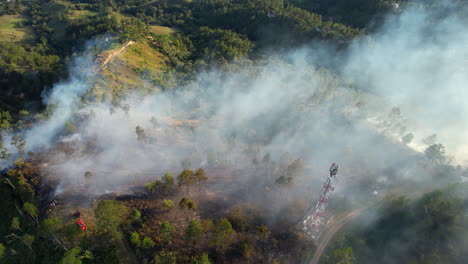 Humo-Espeso-Que-Se-Eleva-Hacia-El-Cielo-Durante-Un-Incendio-Forestal-En-La-Montaña-Verde-De-La-República-Dominicana