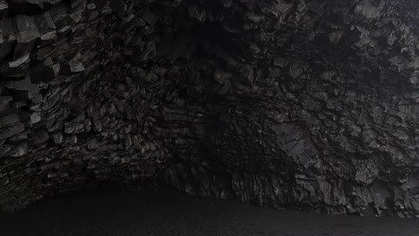 Basaltfelsen-Und-Höhlen-Am-Schwarzen-Sandstrand,-Island-An-Einem-Kalten,-Regnerischen-Tag