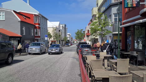 Straßenleben-In-Reykjavik,-Island-An-Einem-Sonnigen-Frühlingstag,-Verkehr-Und-Menschen-Auf-Den-Gehwegen