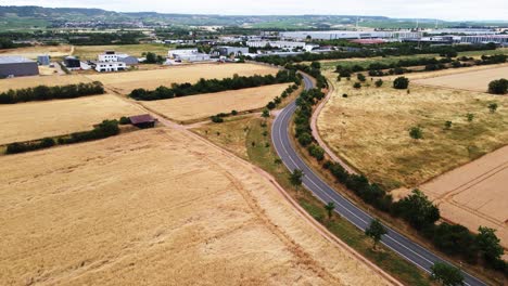 Aéreo:-Vuela-Junto-A-Una-Calle-Rodeada-De-Interminables-Campos-De-Maíz-En-Alemania