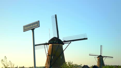 Dos-Molinos-De-Viento-Con-Aspas-Estacionarias-En-El-Muelle-De-Los-Molinos-De-Viento-En-Kinderdijk-Durante-El-Día