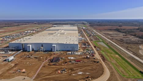 Barrido-Aéreo-De-La-Ciudad-Blueoval-De-Ford,-Mostrando-El-Progreso-De-Su-Construcción-En-Stanton,-Tennessee