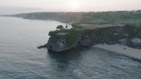 Drone-Aéreo-Volando-Sobre-La-Península-De-La-Playa-Tropical-De-Balangan-Al-Amanecer-En-Uluwatu-Bali-Indonesia