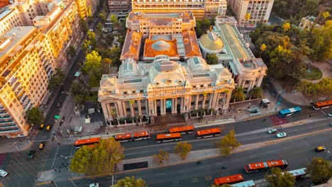 Hyperlapse-Aerial-Drone-Above-National-Library-of-Chile-in-Santiago-Historic-Car-Traffic-around-city-center-Alameda-Avenue,-Chilean-landmark-at-daylight
