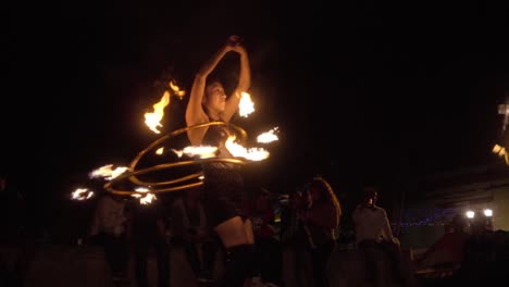 Ein-Akrobat-Führt-Vor-Einer-Menschenmenge-In-Oaxaca,-Mexiko-Einen-Feuertanz-Auf.