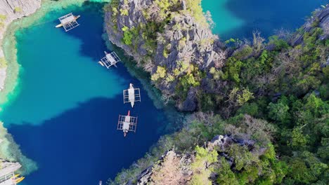 Drohnenaufnahmen-Der-Zwillingslagunen-Und-Boote-Auf-Der-Insel-Coron-Auf-Den-Philippinen