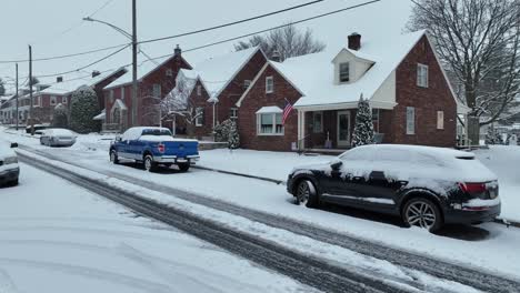 Estacionamiento-De-Autos-Cubiertos-De-Nieve-En-La-Calle-Frente-A-Una-Hilera-De-Casas-En-La-Nieve-Del-Invierno