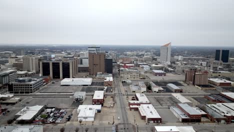 Centro-De-Wichita,-Kansas,-Con-Video-De-Drones-Moviéndose