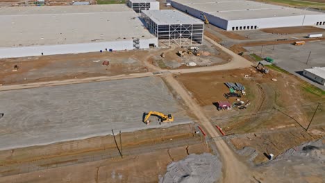 Clip-De-Drone-De-Equipo-De-Movimiento-De-Tierras-En-El-Megacampus-De-Ford-En-La-Ciudad-De-Blueoval-En-Stanton,-Tennessee.