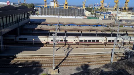 Renfe-Intercity-Zug-Verlässt-Den-Hauptbahnhof-In-Cadiz,-Spanien