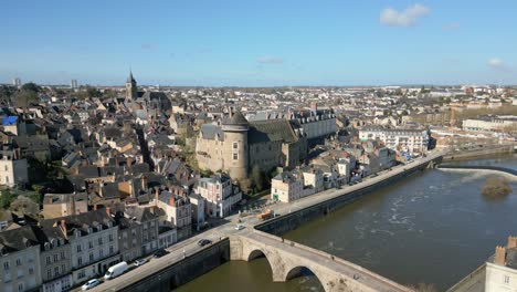 Laval-Castle-Und-Alte-Brücke-über-Den-Fluss-Mayenne