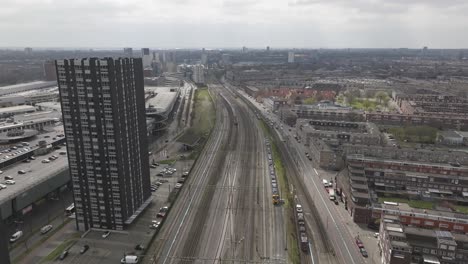 Drohnenschuss-über-Bahngleisen-In-Den-Haag,-Niederlande