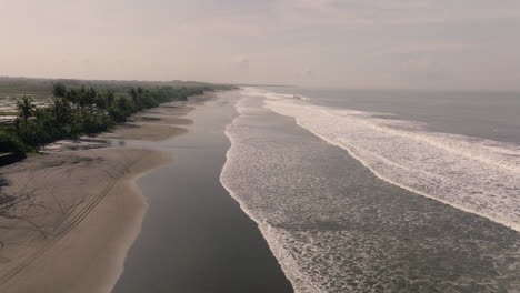 Amplia-Vista-De-La-Playa-Paraíso-Tropical-En-Bali,-Indonesia.