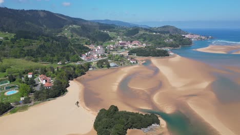 Estuario-De-Urdaibai-Y-Pueblo-De-Mudaka-En-El-Golfo-De-Vizcaya,-País-Vasco,-Norte-De-España---Aérea-4k