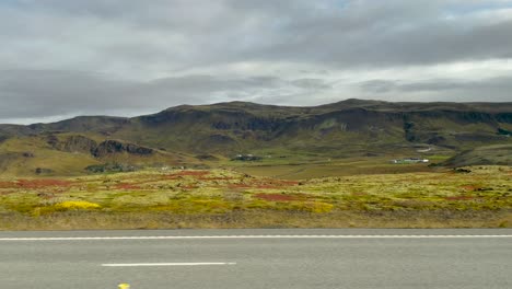 Montañas-En-El-Campo-En-Islandia,-Toma-Pov-Desde-El-Costado-Del-Auto