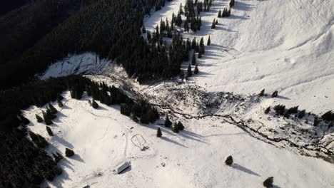 Schneebedeckter-Lespezi-Schafstall-Im-Fagaras-Gebirge-Mit-Klarem-Himmel,-Luftaufnahme