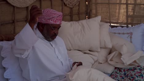 Lokaler-Handwerker-In-Abu-Dhabi-Näht-Ein-Kissen-Nach-Traditioneller-Methode