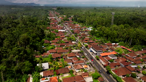Vista-Aérea-Por-Drones-Del-Paisaje-De-Tejados-Rojos-De-Asentamientos-Rurales-Con-Naturaleza-Tropical-En-Bali,-Indonesia