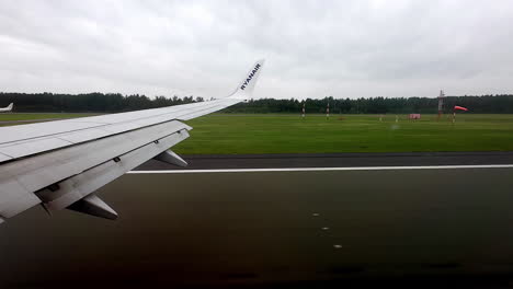 Flugzeugansicht-Des-Außer-Kontrolle-Geratenen,-Grünen-Hintergrund-Mit-üppigem-Wald-Im-Rahmen