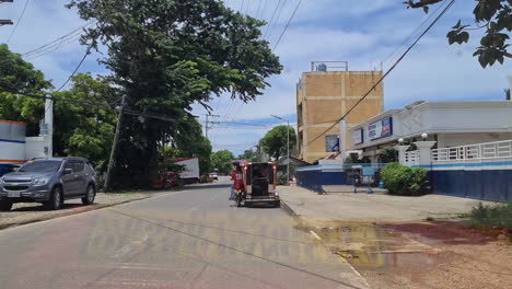 Fahren-Mit-Dem-Dreirad-Auf-Der-Straße-Im-Dorf-Der-Insel-Boracay,-Philippinen,-Beifahrer-POV