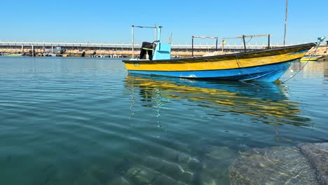 Solo-Un-Solo-Bote-Flotando-En-El-Agua-Playa-Junto-Al-Mar-El-Puerto-Paisaje-Costero-Marinero-Montando-Bote-En-El-Mar-Propósitos-De-Pesca-Pescador-Antiguo-Tradicional-Habilidad-De-Pescar-Y-Observar-Delfines