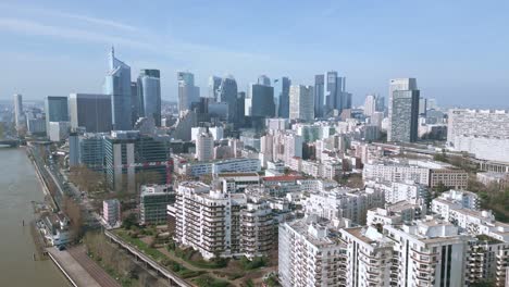 Skyscrapers-of-La-Defense-modern-neighborhood-riverside,-Paris-in-France