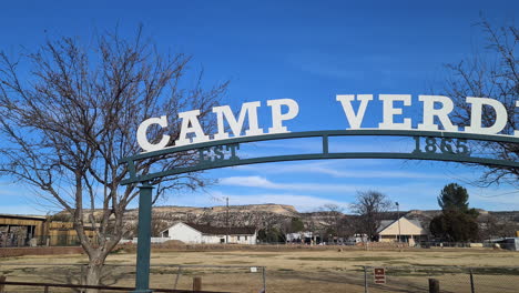 Camp-Verde-State-Historic-Park,-Arizona,-USA,-Festung-Aus-Der-Zeit-Der-Apachenkriege,-Altes-Militärpostentor
