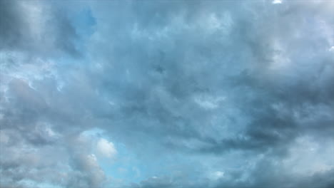 Dunkle-Regenwolken-Ziehen-Tagsüber-Am-Himmel