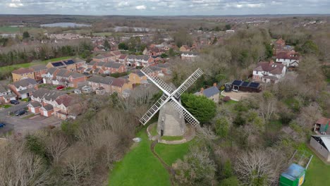 Eine-Luftaufnahme-Der-Bradwell-Windmühle-In-Milton-Keynes-An-Einem-Bewölkten-Tag,-Buckinghamshire,-England,-Großbritannien