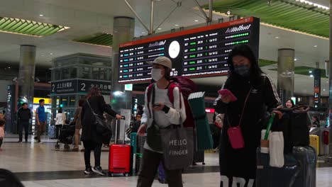 Los-Viajeros-Con-Maletas-Navegan-Por-La-Sala-De-Llegadas-Y-Salidas-De-La-Estación-De-Tren-De-Alta-Velocidad-De-Taoyuan,-Conectando-Sin-Esfuerzo-Con-Las-Redes-De-Aeropuertos,-Capturando-La-Esencia-Del-Turismo-De-Taiwán.