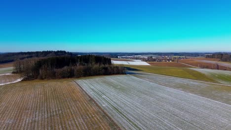 Fresca-Tarde-De-Invierno-Sobre-Extensas-Tierras-De-Cultivo-Heladas