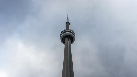 Wolken-Ziehen-über-Den-CN-Tower-In-Toronto,-Zeitraffer