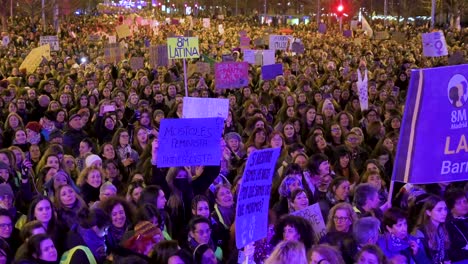 Miles-De-Personas-Marchan-Durante-Una-Manifestación-En-El-Día-Internacional-De-La-Mujer.