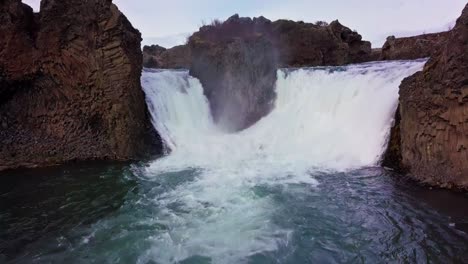 Zwei-Wasserfälle-Aus-Demselben-Fluss-Sprudeln-In-Den-Blauen-Teich-In-Island