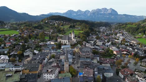 Pueblo-De-Kirchberg-E-Iglesias-En-Tirol,-Austria---Antena-4k
