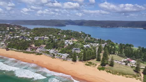 über-Die-Brandung-Und-Den-Sand-Von-Palm-Beach-Und-Dem-Golfclub-In-Richtung-Pittwater-Dahinter