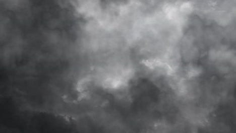 Dunkler-Himmel-Und-Cumulonimbuswolken-Zusammen-Mit-Gewitter-Im-Dunklen-Himmel
