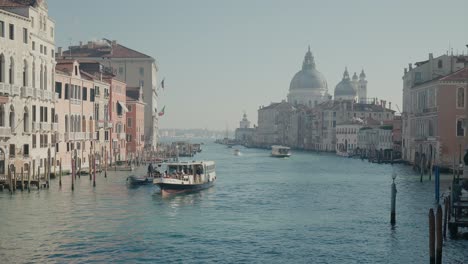 Blick-Auf-Den-Canal-Grande-Und-Die-Basilika-Santa-Maria-Della-Salute-In-Venedig,-Italien