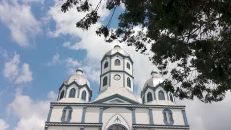 Schrägaufnahme-Vor-Der-Kirche-Der-Unbefleckten-Maria-Im-Sonnigen-Finnland,-Kolumbien