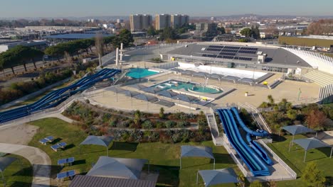 Stade-Nautique-Präsentiert-Ein-Lebendiges-Panorama-Von-Aquamarin-Pools,-Umgeben-Von-üppigem-Grün