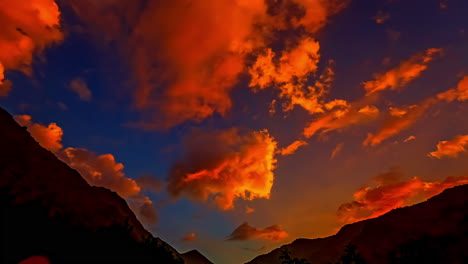 Zeitraffer-Bewegte-Wolken-Vorbei-An-Goldenem-Himmel-Nach-Sonnenuntergang-Sonnenaufgang-Sonne-Natur