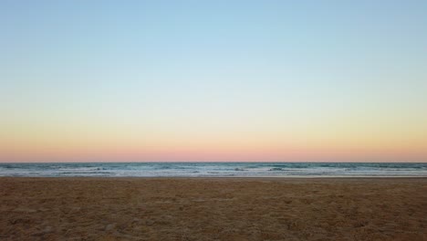 Standbild-Eines-Entspannenden-Sonnenuntergangs-Am-Strand-Mit-Klarem-Himmel-Und-Leuchtenden-Farben