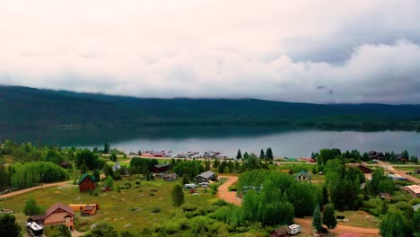 Revisión-Por-Drones-De-Un-Hermoso-Lago-De-Montaña-Con-Colinas-Nubladas-Y-Un-Cuerpo-De-Agua-Tranquilo-Y-Claro