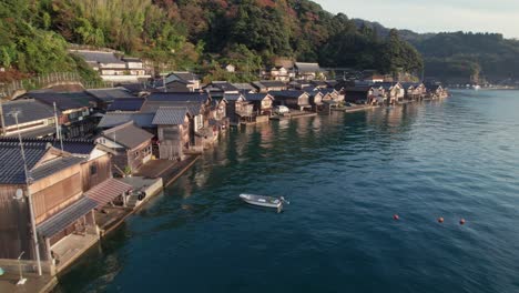 Luftbild-Drohne-Mit-Panoramablick-Auf-Den-Japanischen-Kyotango-Strand,-Bootshäuser,-Lage,-Blaues-Meer,-Stadt-Ine,-Inecho