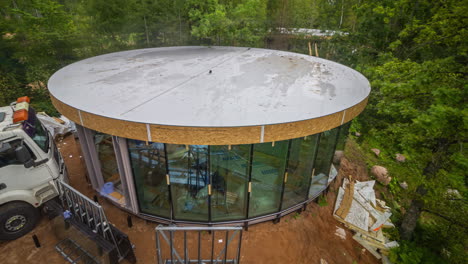 Time-lapse-De-Cuatro-Estaciones-De-Un-Moderno-Sitio-De-Construcción-De-Cabañas-De-Vidrio-En-El-Bosque